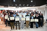 Alumnos del curso de emprendimiento y autoridades