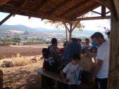 Hora del almuerzo. La iglesia de San Carlos del Valle al fondo de la imagen