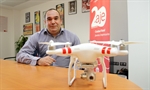Julián Ramiro, con su prototipo de dron / J. Jurado