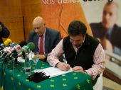 Momento de la firma del Presidente de Alto Guadiana Mancha