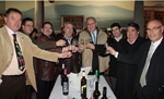 En la imagen autoridades y bodegueros solaneros haciendo un brindis con los nuevos caldos 2012 (Fotografía de www.lanzadigital.com)