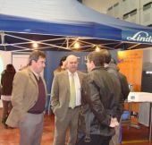 Francisco Chico, Delegado de Agricultura y Medio Ambiente, con Eugenio Elipe Alcalde de Membrilla y Presidente de Alto Guadiana Mancha en su visita a la unidad móvil de envasado de productos hortofrutícolas de IV y V gama