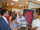 El alcalde de Alhambra, Ramón Gigante, y el alcalde de La Solana, Luis Díaz Cacho, hacen entrega de una placa al matrimonio formado por Ana Maria Pérez e Ismael Bustos, donantes de gran parte de los materiales expuestos en el museo