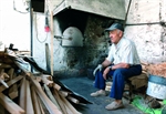 Julián tras recopilar una cantidad suficiente de madera para prender en el horno y calentarlo / Ana López