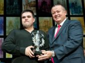 RICARDO FERNÁNDEZ DEL MORAL RECOGIENDO SU PREMIO