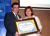 Paula Fernández, consejera de Industria, Energía y Medio Ambiente, entrega el premio a Eugenio Elipe Muñoz, presidente de la Asociación Alto Guadiana Mancha