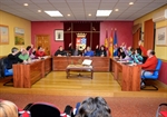 Imagen del alcalde junto a la presidenta regional y representantes de distintos grupos. Fotografía de www.argamasilladealba.es