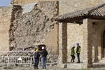 Técnicos de la junta observan la muralla del castillo /Fotos Rueda Villaverde