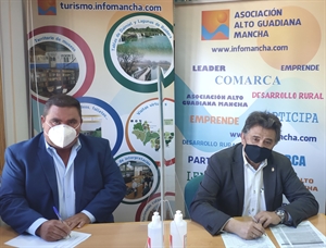 Pedro Antonio Palomo (presidente de Alto Guadiana Mancha) firma el contrato para el proyecto en Daimiel con su alcalde, Leopoldo Sierra