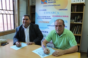 Firma del presidente, Pedro Antonio Palomo, con alcalde de Arenas de San Juan, Alberto Sánchez