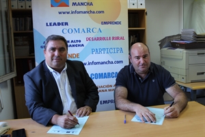Firma del presidente, Pedro Antonio Palomo, con alcalde de Llanos del Caudillo, Andrés Arroyo