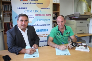 Firma del presidente, Pedro Antonio Palomo, con el representante de Carrocería PJ Resti, de Membrilla