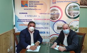 Pedro Antonio Palomo (presidente de Alto Guadiana Mancha) firma el contrato para el proyecto en Llanos del Caudillo con su alcalde, Andrés Arroyo
