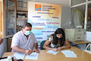 Firma del presidente, Pedro Antonio Palomo, con alcalde de Rudiera, Josefa Moreno
