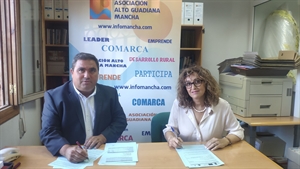 Firma del presidente, Pedro Antonio Palomo, con Luisa Martínez, de Argamasilla de Alba