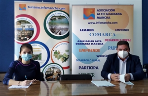 La promotora Mercedes Parra y el presidente de Alto Guadiana Mancha, Pedro Antonio Palomo durante la firma de los contratos en Manzanares