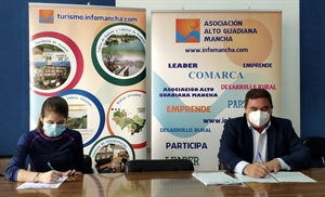 La promotora Mercedes Parra y el presidente de Alto Guadiana Mancha, Pedro Antonio Palomo durante la firma de los contratos en Manzanares