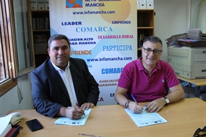 Firma del presidente, Pedro Antonio Palomo, con el presidente de Oretania Ciudad Real, Eloy Sánchez