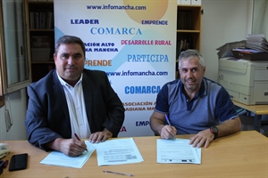 Firma del presidente, Pedro Antonio Palomo, con el representante de Panificadora José y Miguel S.L, de La Solana
