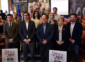 El presidente de la Diputación, José Manuel Caballero, junto al alcalde de Villarrubia, Miguel Ángel Famoso, y el resto de alcaldes de los municipios participantes