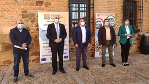 Firma de contratos para proyectos de ayuntamientos. De izquierda a derecha: Andrés Arroyo (alcalde Llanos del Caudillo); Julián Nieva (alcalde de Manzanares), Pedro Antonio Palomo (alcalde de Carrizosa y presidente de Alto Guadiana Mancha), José Torres (alcalde de San Carlos del Valle) e Isabel Díaz Benito (concejala de Manzanares)