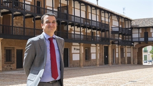 Francisco Martínez Arroyo, consejero de Agricultura, Medio Ambiente y Desarrollo Rural de CLM, en la plaza de San Carlos del Valle. Foto - Kiko Expósito