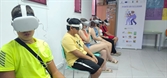Alumnos del taller utilizando las gafas de realidad virtual