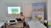 Técnico de FADEMUR trabajando con los jóvenes de Villarta de San Juan