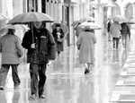 Lluvia (imagen recogida del blog :http://noiryblanc.blogspot.com.es/2011/02/bajo-la-lluvia-van.html)