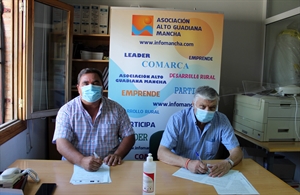 Firma del presidente, Pedro Antonio Palomo, con alcalde de Las Labores, Juan Miguel Alonso