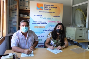 Firma del presidente, Pedro Antonio Palomo, con alcalde de Rudiera, Josefa Moreno