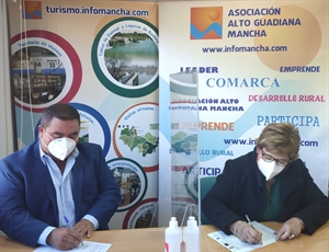 Pedro Antonio Palomo (presidente de Alto Guadiana Mancha) firma el contrato para el proyecto en Puerto Lápiece con su alcaldesa, Rosa Requena