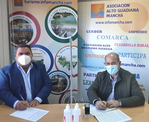 Pedro Antonio Palomo (presidente de Alto Guadiana Mancha) firma el contrato para el proyecto en Villarrubia de los Ojos con su alcalde, Miguel Ángel Famoso