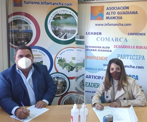 Pedro Antonio Palomo (presidente de Alto Guadiana Mancha) firma el contrato para el proyecto en Villarta de San Juan con su alcaldesa, Irene Ruiz Camacho