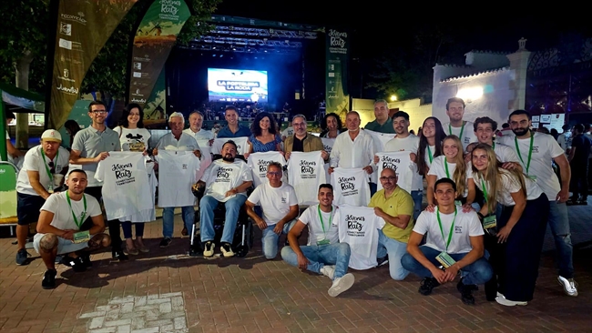 Foto grupal del final del proyecto "Jóvenes con Raíz"