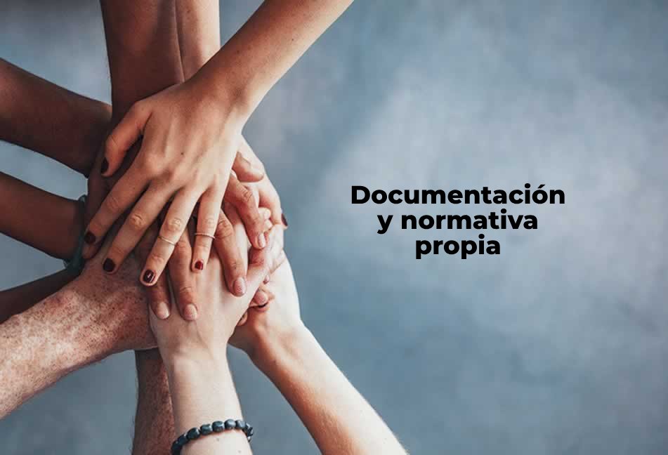 Un grupo de manos puesta una sobre otra